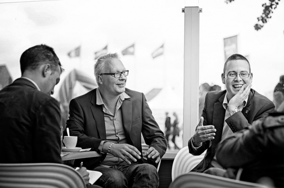 Peter Mertens (au centre), le président du PTB, et Raoul Hedebouw (à droite), porte-parole national et député fédéral PTB. (Photo Solidaire, Salim Hellalet)