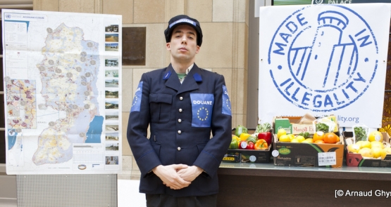 Plusieurs organisations ont lancé l'initiative « Made in illegality » en 2014. Depuis, elles ne cessent de demander l'arrêt des importations des produits des colonies en Belgique. (Photo Arnaud Ghys/CNCD-11.11.11)