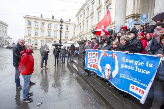 Le PTB a porté plainte contre la « Turteltaxe ». Le jour de l’ouverture du procès, des dizaines de membres et sympathisants se sont déplacés devant la Cour constitutionnelle de Bruxelles. (Photo Solidaire, Salim Hellalet)