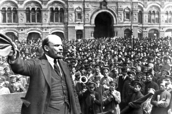 Discours de Lénine du 20 mars 1920 sur la place du théâtre du Bolchoï à Moscou. 