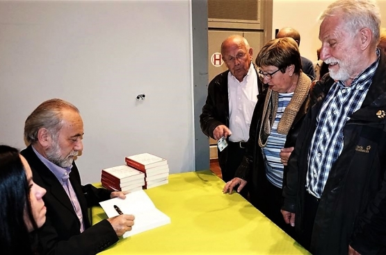 Staf Henderickx, en pleine séance de dédicaces, est l’auteur d’une dizaine de livres. (Photo  D.R.)