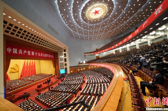 En octobre dernier, près de 2 300 délégués se sont réunis pour le 19è Congrès du Parti communiste chinois à Pékin. Un Congrès couvert par 500 journalistes venus des quatre coins du monde. (Photo Chinanews.com)