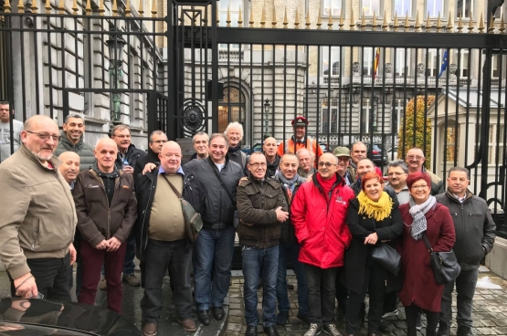 Un groupe de travailleurs prépensionnés de tout le pays s’est rendu au Parlement fédéral avec les députés PTB. Ils voulaient assister au débat sur la mesure qui va les priver de 100 euros par mois.  (Photo Solidaire, Benjamin Pestieau)