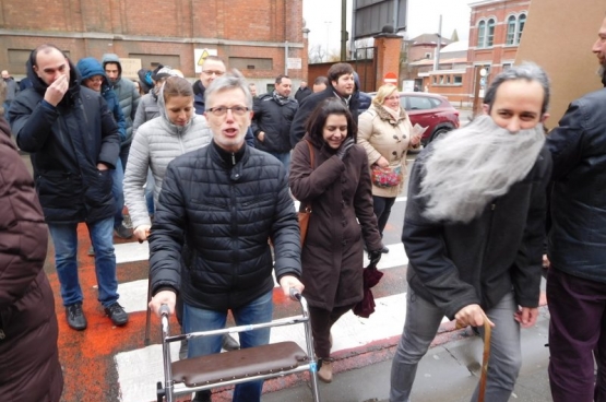 Action ludique des enseignants de l'Institut Saint-Joseph à La Louvière contre la réforme des pensions, le 1er février dernier. (Photo Solidaire)