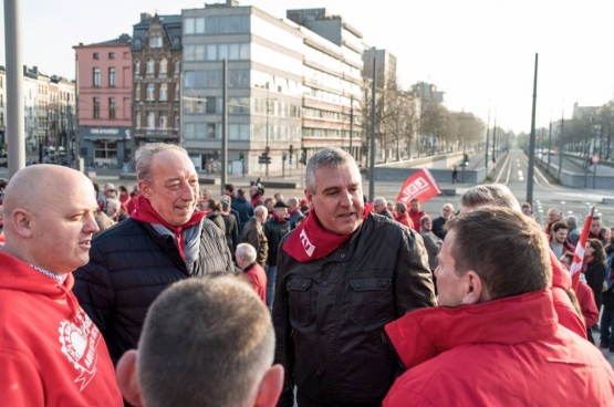 ls étaient très nombreux ce vendredi 13 avril à soutenir syndicalistes Bruno Verlaeckt et Tom Devoght. (Photo Solidaire, Karina Brys)