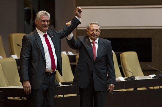 Miguel Diaz-Canel (à gauche), nouveau président cubain. (Photo Granma/Irene Pérez)