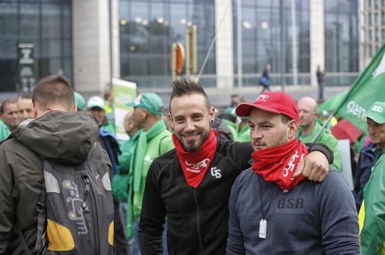 Manifestation des travailleurs des services publics devant la Tour des Finances le 31 mai 2016. (Photo Solidaire, Salim Hellalet) 