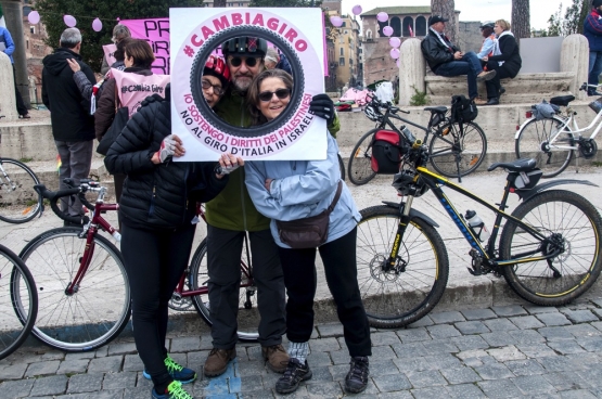 Protestations à Rome contre le Giro qui a commencé en Israël. « Changer le Giro, je soutiens le droit des Palestiniens ». (Photo Belga)