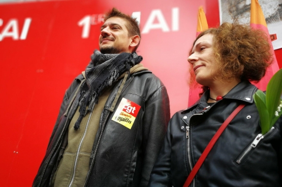 Matthieu Bolle-Reddat, Secrétaire général de la CGT Cheminots Versailles, et Sophie Lecron, conseillère communale PTB, sur le podium du 1er Mai à Liège. (Photo Solidaire, Sophie Lerouge)