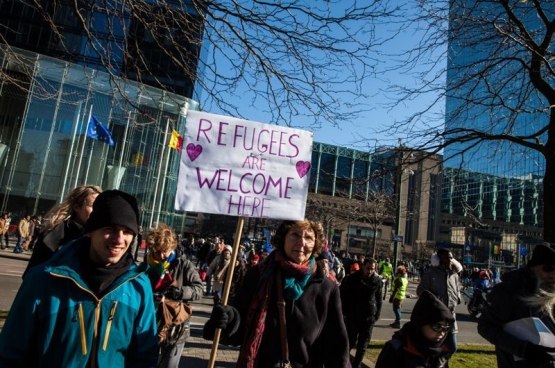 Le 25 février dernier, 10 000 personnes ont défilé à Bruxelles en solidarité avec tous les migrants et contre la criminalisation des citoyens et du monde associatif qui organisent la solidarité là où l’État n’est plus présent. (Photo Solidaire, Fabienne Pennewaert) 