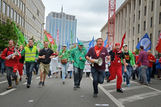 L’histoire sociale de la Belgique est faite d’entraves à la circulation. Des milliers. Elles ont permis d’installer un rapport de force, de « peser » sur le cours des choses… Ici, une manifestation en septembre 2016 contre la politique du gouvernement Michel-De Wever. (Photo Solidaire, Vinciane Convens)