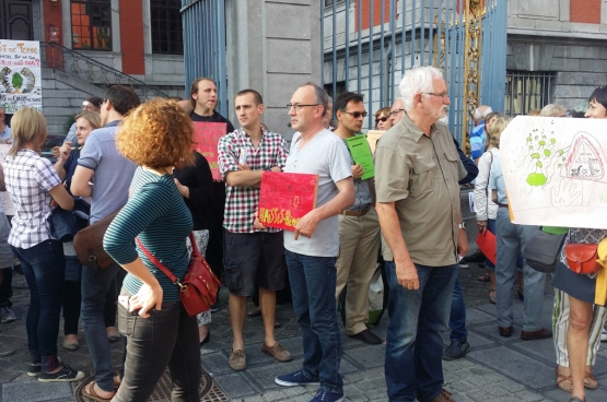 Le 26 juin 2017, à l’appel de la plateforme Ry-Ponet, des citoyens se sont rassemblés devant le conseil communal de Liège pour dénoncer un projet immobilier à Chênée. (Photo Jean Peltier)