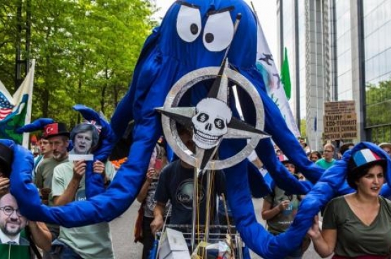  Le 7 juillet dernier, des milliers de citoyens ont manifesté à Bruxelles contre l’arrivée de Trump et le Sommet de l’Otan. Le PTB a marché derrière une bannière « Pas d’argent pour la guerre ». (Photo Solidaire, Dieter Bonne)