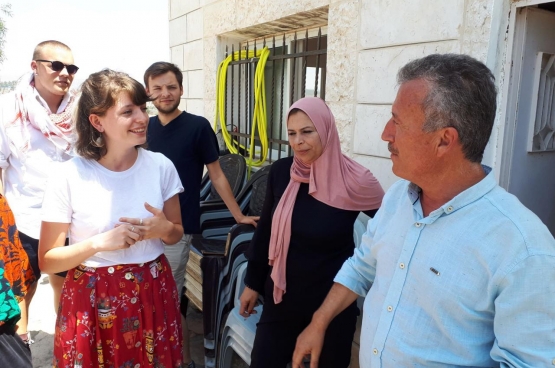 Peu avant la libération de la jeune combattante de la résistance, Ahed Tamimi (17 ans), Red Fox et Comac, les mouvements de jeunesse du PTB, étaient en voyage de solidarité en Palestine. Ils ont rencontré son père, Bassem Tamimi, dans le village de Nabi Saleh. (Photo Solidaire, Iman Ben Madhkour)