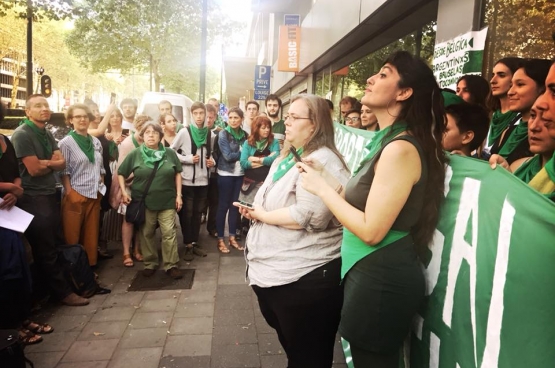 En solidarité avec les femmes en Argentine, des rassemblements ont eu lieu partout dans le monde pour que l’avortement devienne légal au moment où le Sénat devait donner sa décision. Comme ici à Bruxelles. (Photo Solidaire, Françoise De Smedt)