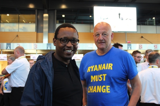 Yves Lambot avec Germain Mugemangango, porte-parole francophone du PTB, à l'aéroport de Charleroi. (Photo Maité Teixiera Do Pinho) 