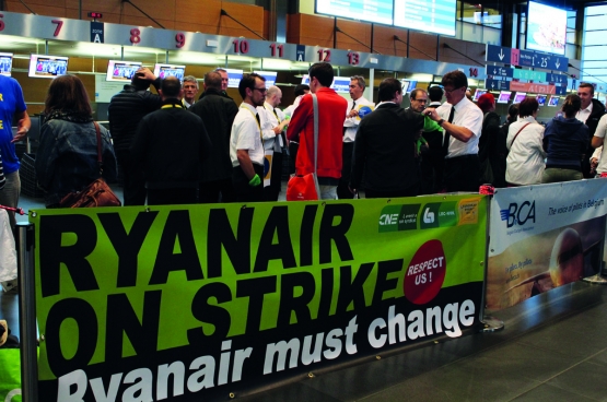 Le 10 août, la grève de Ryanair a touché la Belgique, les Pays-Bas, l’Italie, la Suède et l’Allemagne. Ici, une visite de solidarité de Comac, le mouvement étudiant du PTB, à l’aéroport de Charleroi. (Photo Solidaire, Maité Teixeira Do Pinho)