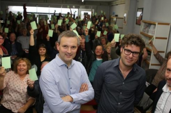 Le PTB Zelzate vote sa participation au pouvoir à Zelzate. De gauche à droite : Geert Asman, Premier échevin PTB à Zelzate, Steven De Vuyst, échevin, et Tom De Meester, président du PTB en Flandre-Orientale.