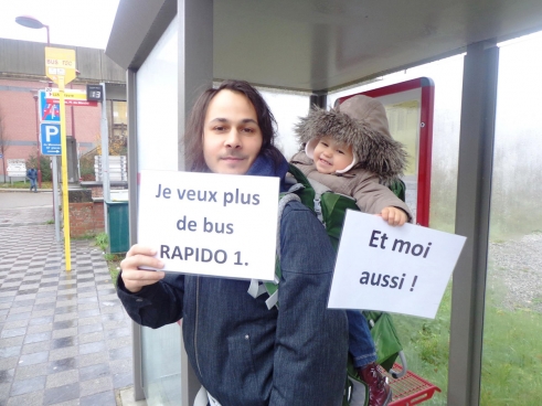 La section locale et l’ACTP (Association des clients des transports publics) ont recueilli 3400 signatures pour plus de bus en Brabant wallon. (Photo Solidaire)