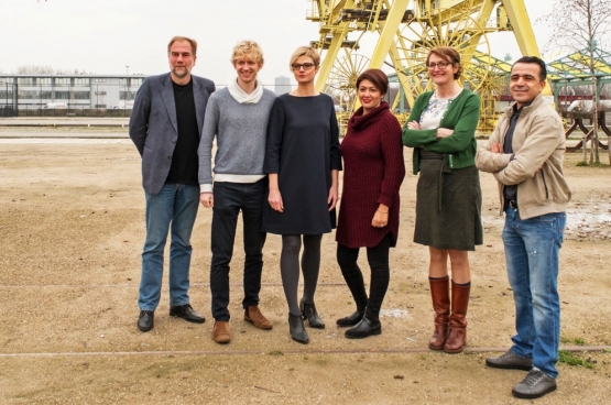 La nouvelle coalition de Groen, du PTB et du sp.a à Borgerhout, avec de gauche à droite : Luc Moerkerke (Groen), Ben Van Duppen (PTB), Stephanie Van Houtven (sp.a), Mariam El Osri (Groen), Marij Preneel (Groen) et Omar Al Jattari (Groen). (Photo Solidaire, Karina Brys)