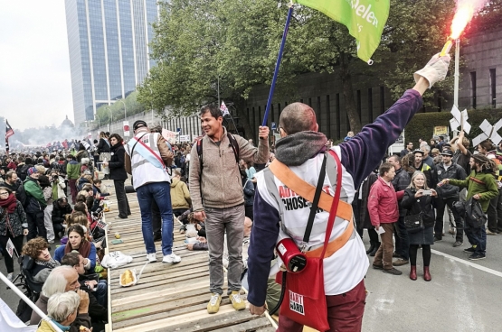 Les droits humains universels sont remis en question, le nationalisme revient à l’agenda et on veut casser les mouvements sociaux. Ici, une manifestation des mouvements citoyens Tout Autre Chose et Hart Boven Hard. (Photo Solidaire, Han Soete)