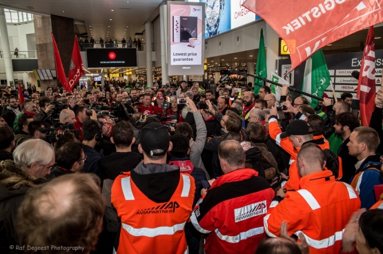 « Nous avons 25 à 30 minutes pour faire le plein de carburant d’un avion, le décharger et à nouveau le charger. Ce n’est quasiment pas faisable. » (Photo Solidaire, Raf De Geest)