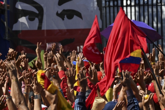 Des travailleurs de la compagnie pétrolière nationale vénézuélienne PDVSA manifestent contre les sanctions étasuniennes visant les avoirs de PDVSA aux États-Unis. (Photo Yuri Cortez, AFP)