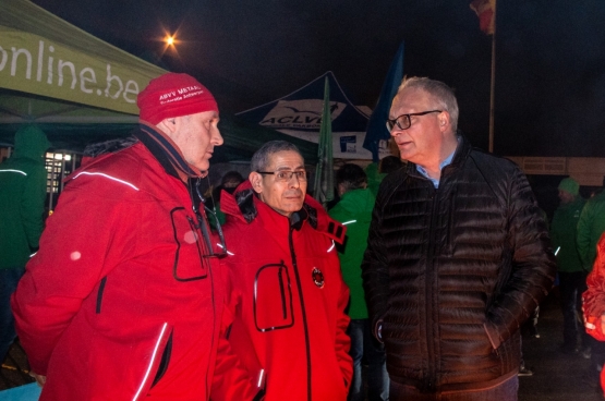 Le président du PTB, Peter Mertens, a rendu visite au piquet de Van Hool lors de la grève générale du 13 février dernier. (Photo Solidaire, Stefaan Van Parys)