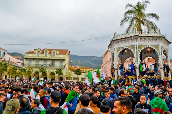 Tous les vendredis, les rues algériennes sont noires de monde, à Alger comme partout en province. Comme ici, à Blida. (Photo Fethi Hamlati)