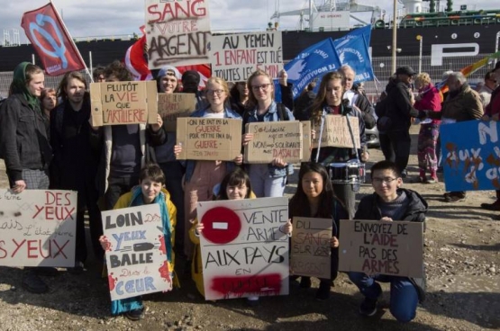 Des activistes des droits humains dans le port du Havre.