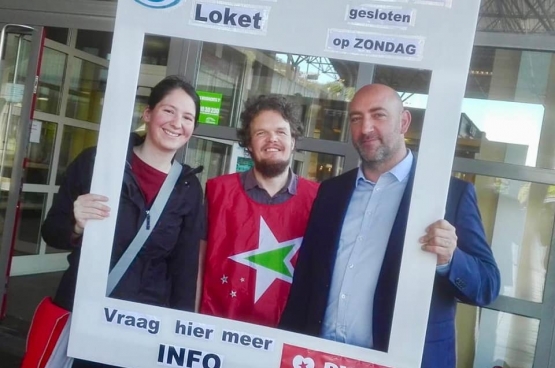 Action du PTB à Genk contre la fermeture des guichets. (Photo Solidaire)