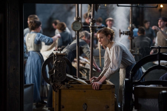 Les femmes issues des classes populaires travaillent dur depuis longtemps dans les champs ou dans les usines. C'est pourquoi, en plus du suffrage universel, elles ont comme priorité plus de protection au travail, mais également des revendications salariales. (Photo issue du film Les Suffragettes)