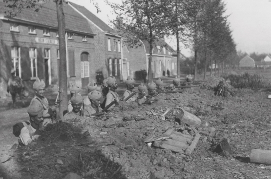 Des soldats indiens devant le café ’t Nieuw Staenyzer. (Imperial War Museum, London)