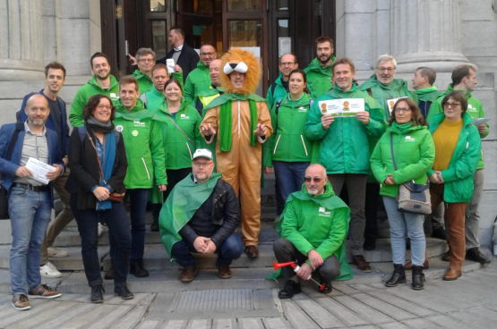 Des économies drastiques dans la fonction publique flamande et moins de service à la population : des représentants de la CSC Services publics ont mené une action à l'entrée du Parlement flamand. Ils protestent à juste titre contre un gouvernement qui promet de créer 120 000 emplois mais qui commence par en supprimer 1 440 dans son propre personnel.