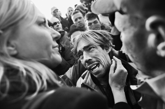 VW | Stephan Vanfleteren. J’ai été vraiment saisi quand j’ai vu cet ouvrier de VW dans cet état. Ce qu’il faut savoir, c’est que ça n’a pas été une image de quelques secondes, il était là depuis un bout de temps et il était sur le point de craquer. D’une façon ou d’une autre, je voulais dire quelque chose à cet homme. Le prendre par l’épaule, quelque chose comme ça. Cela n’aurait pas changé grand-chose, mais l’histoire de ce gars, ça me concernait vraiment. Un homme qui pleure, presque à genoux, au milieu de ses copains, et qui s’écrie : « Ma famille, ma maison, j’ai tout perdu… » J’en ai encore froid dans le dos. (Photo Stephan Vanfleteren)