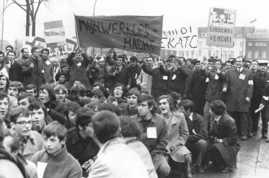 16 janvier 1970 : 3000 mineurs manifestent à Hasselt. Ici un groupe rassemblé par Force de Mineurs (Mijnwerkersmacht) de différentes nationalités, soutenus par des écoliers de l’Ecole Normale de Bokrijk (Genk). (Photo archives PTB)
