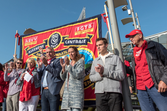 Bruno Verlaeckt, le président de la Centrale générale Anvers-pays de Waes et de la FGTB Anvers, au centre  : «  pour défendre le droit de grève, nous allons mener le débat de société, tirer la sonnette d'alarme et mener d'autres actions  ». (Photo  : Karina Brys). 