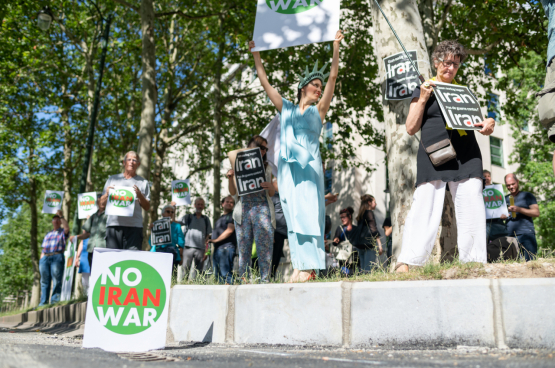 En juin 2019, une trentaine de militants pacifistes protestaient déjà devant l'ambassade des Etats-Unis à Bruxelles contre les provocations militaires américaines en Iran. (Photo Solidaire, Jamal Al-Mansori)