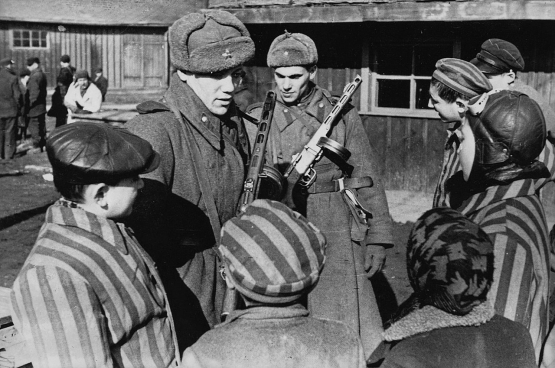 Soldats soviétiques dans le camp d'Auschwitz. (Auteur inconnu)