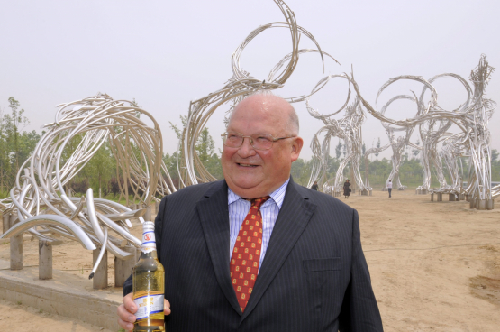 Pour faciliter ses liens avec le monde politique, le géant brassicole s’achète les services de politiciens. Comme l’ancien Premier ministre Jean-Luc Dehaene. (Photo Belga, Benoît Doppagne)