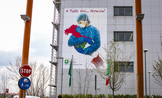 Les hôpitaux italiens sont surchargés de patients malades du Coronavirus... mais ils ont le plein soutien de la population, comme le montre cette fresque géante à Bergame. (Photo Belga, Sergio Agazzi)