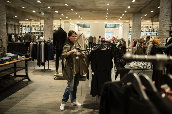 Aux Pays-Bas et en Grande-Bretagne, de nombreux magasins non-essentiels sont restés longtemps ouverts.