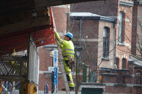 Si beaucoup de secteurs non-essentiels fonctionnent encore trop souvent (comme dans la construction), de nombreux travailleurs sont menacés par le chômage et les licenciements.