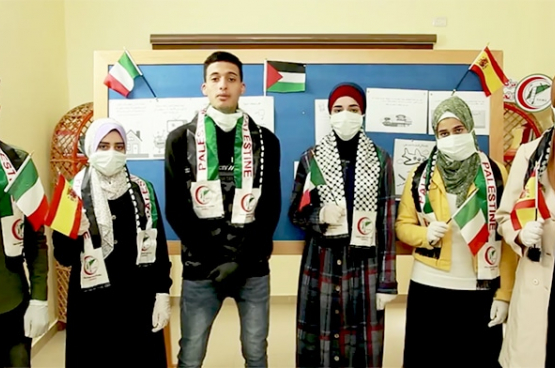 Les jeunes volontaires de l’organisation Union of Health Work Committees à Gaza (partenaire de l’ong Viva Salud) envoient un message de solidarité à l’Europe