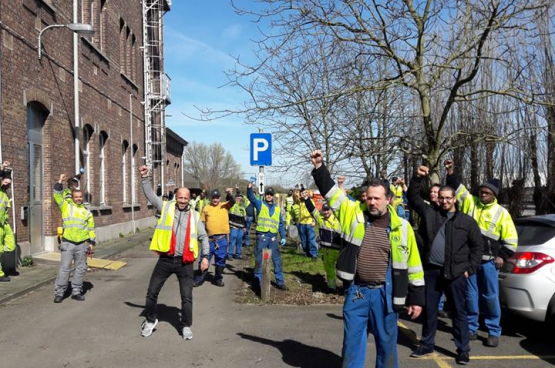 Le 16 mars, les travailleurs de l’atelier de Schaerbeek se sont rassemblés devant le bureau de la direction.