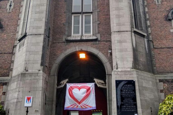 À Anvers les détenus ont déployé de grandes banderoles pour remercier et soutenir le personnel soignant et leurs gardiens. (Crédits : Droits Réservés)