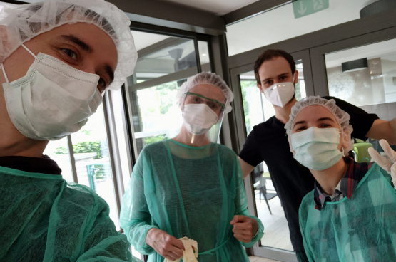 Pierre Popoff, assistant en médecine générale à MPLP Schaerbeek (en noir) et son collègue de Marcinelle Lorenz Lefèvre, sont allés dans des maisons de repos afin de dépister le personnel et les résidents. (Photo Solidaire)