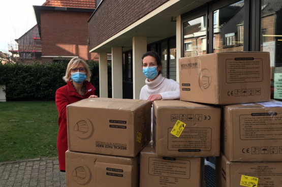 Sofie Merckx et Anne Delespaul réceptionnent une commande de masques. Médecine pour le Peuple a commandé 60 000 masques et les a distribués à des organisations de soins dans tout le pays. (Photo Belga)