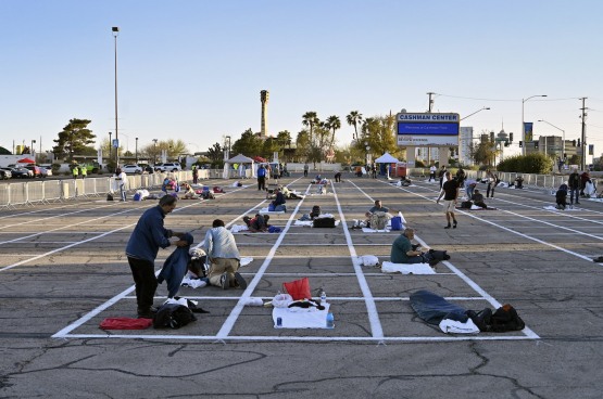 Las Vegas : un parking en plein air devient un refuge temporaire pour les sans-abri alors que 150 000 chambres d'hôtel sont vides... (Photo David Becker, Zuma Press)