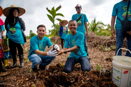 Face à la déforestation qui perturbe la relation entre humains et nature, des pay- sans partout sur le globe luttent pour leur indépendance et réinventent aujourd’hui leur manière de produire. (Photo Aris San- jaya / CIFOR, Flickr)